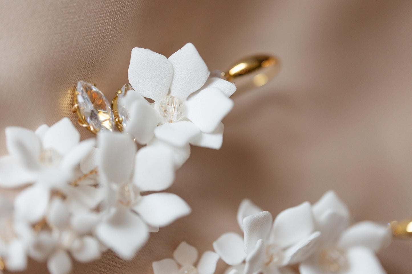 Agnes - Leichte Hochzeitsohrringe mit weißen Blumen und Zirkonen