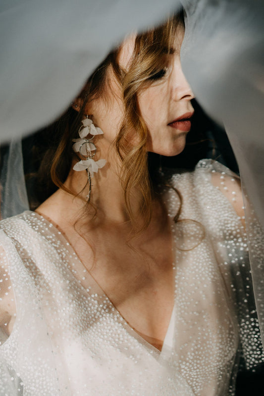 Helen Mist – Hochzeitsohrringe mit Seidenblumen