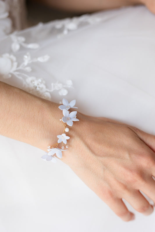 Helenka - Hellblaues Blumenarmband als Geschenk
