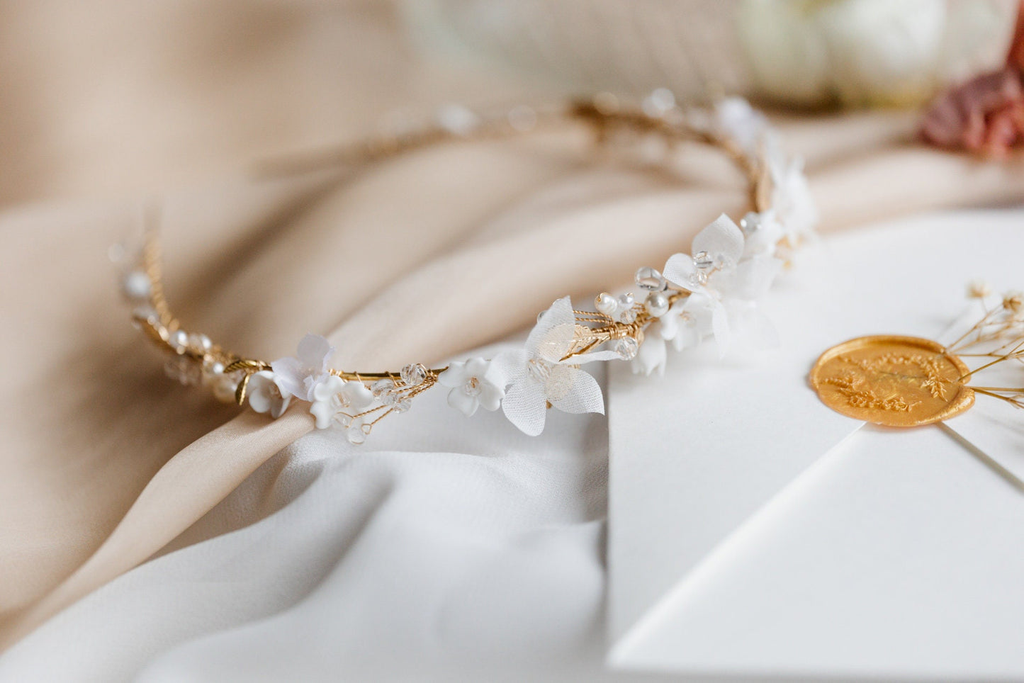 Amber - Brautstirnband mit weißen Blumen