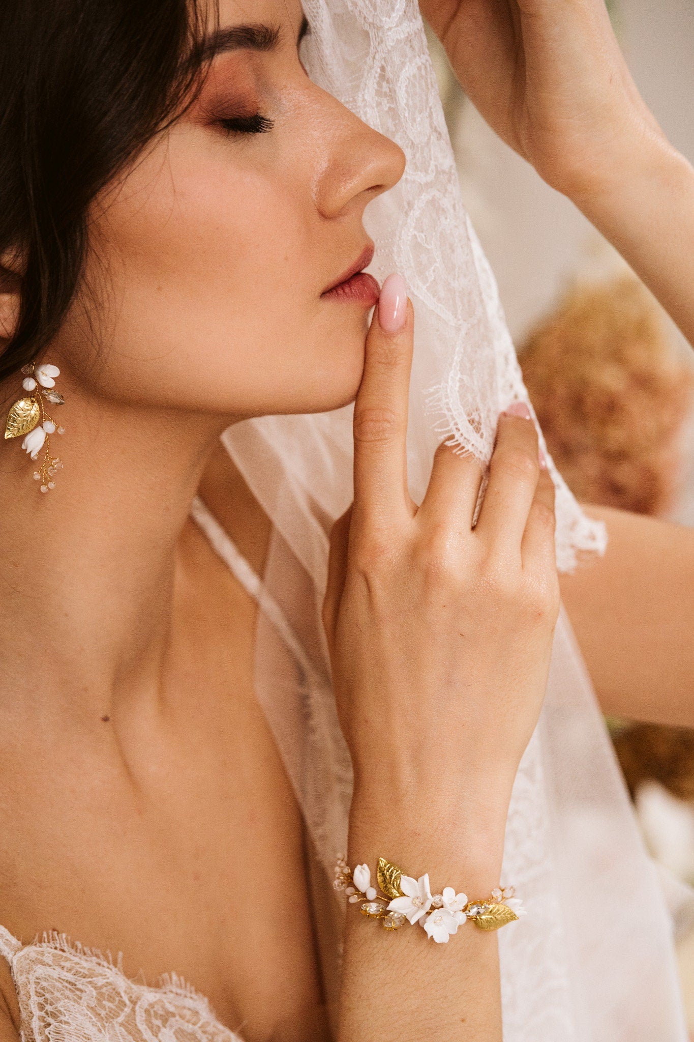 Flora – Zartes Hochzeitsarmband mit Blumen &amp; Blättern