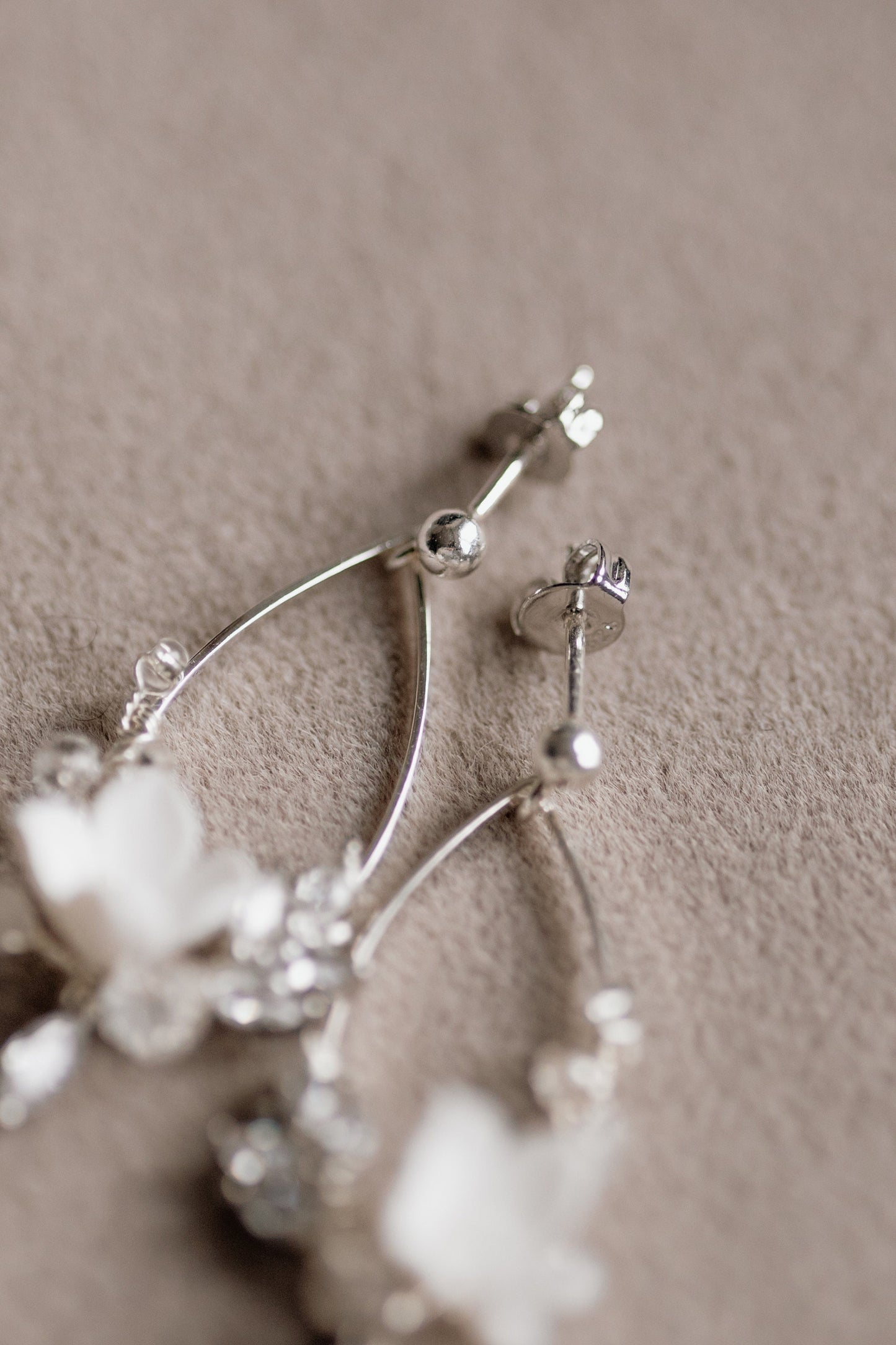 Azura - Kleine Hochzeitsohrringe mit Blumen &amp; Strasssteinen