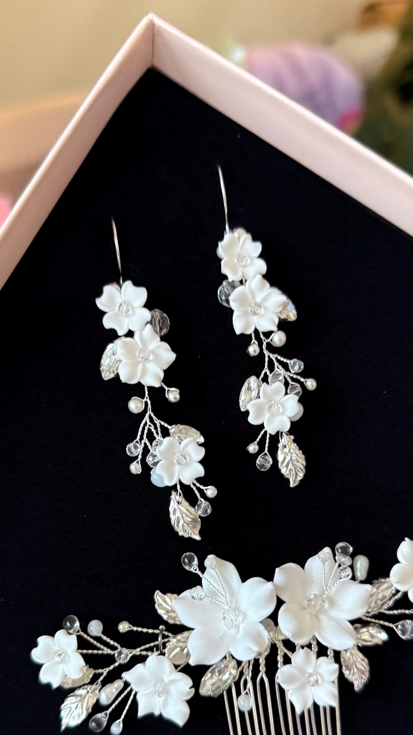 White Sofia - Brautohrringe mit weißen Blumen