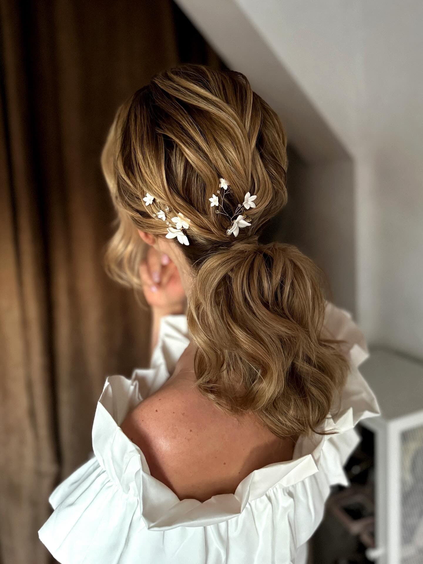Holly - Hochzeitshaarnadeln mit weißen Blumen und Zirkonen