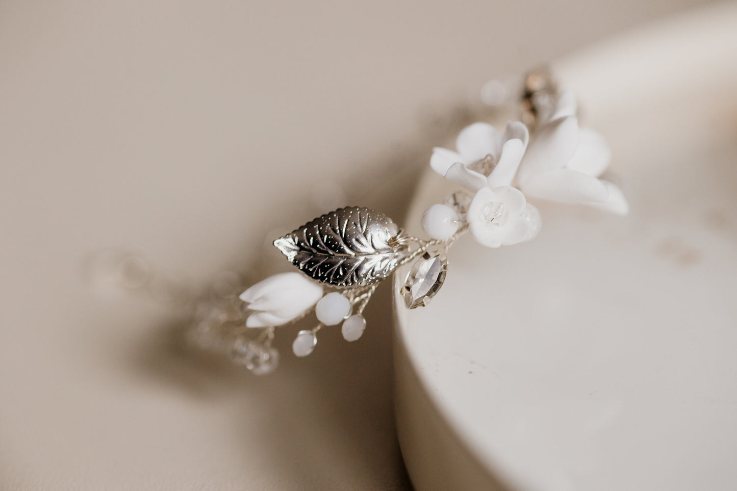 Flora – Zartes Hochzeitsarmband mit Blumen &amp; Blättern