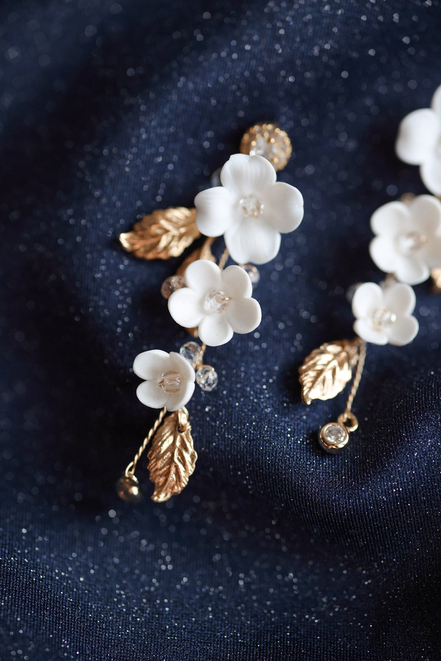 Madlen - Weiße Blumen Hochzeitsohrringe