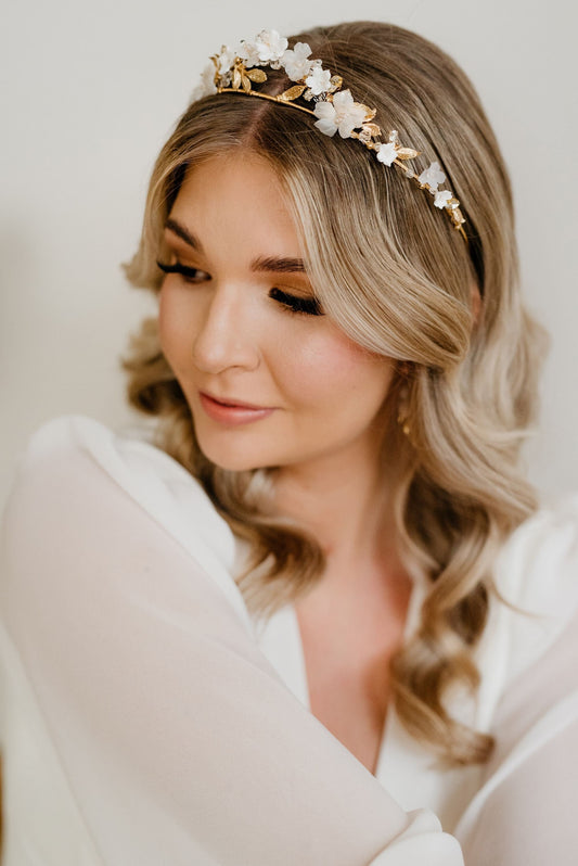 Ambria – Blumen-Hochzeitskrone voller Seidenblumen, Keramikblumen und Kristallen