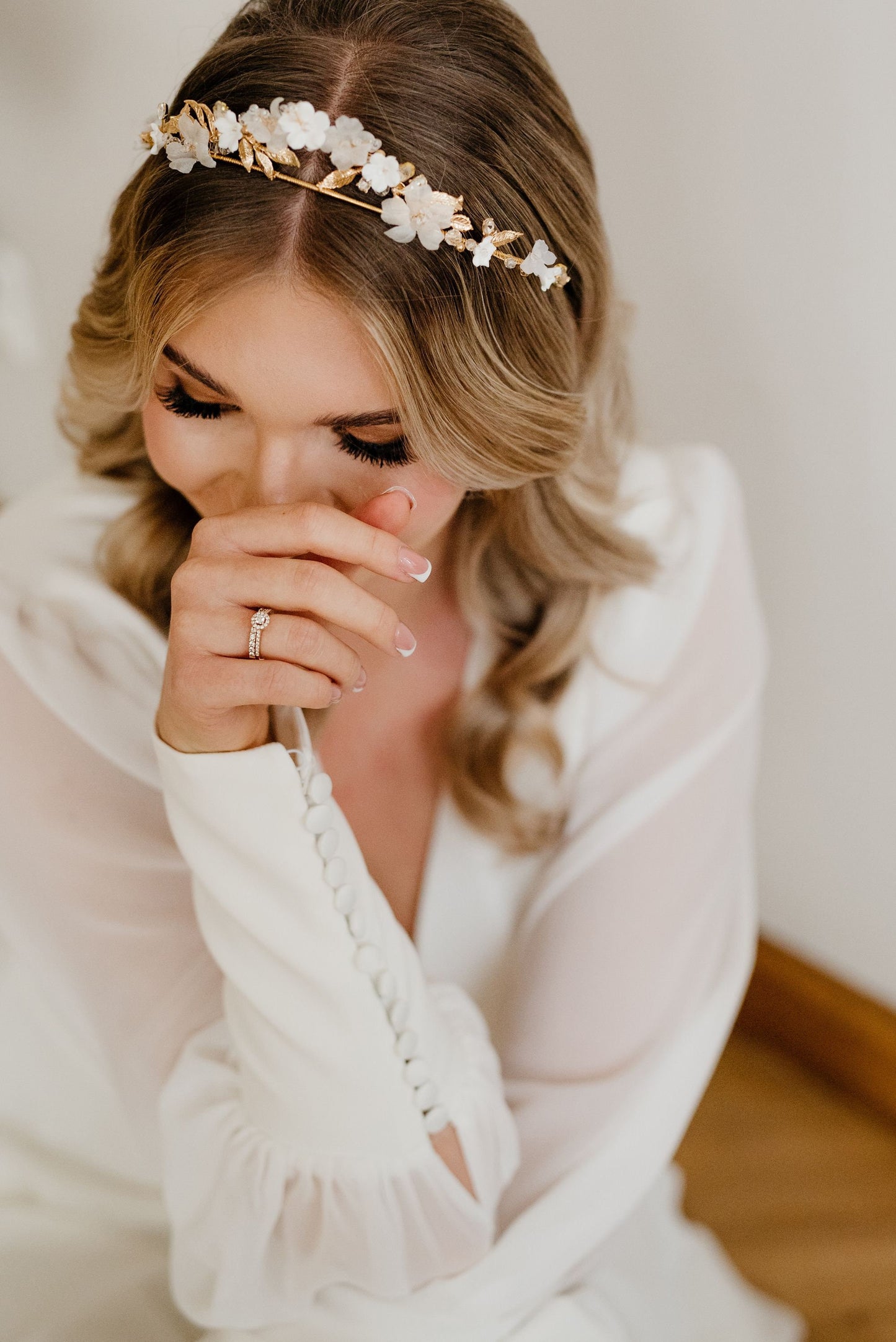 Ambria – Blumen-Hochzeitskrone voller Seidenblumen, Keramikblumen und Kristallen