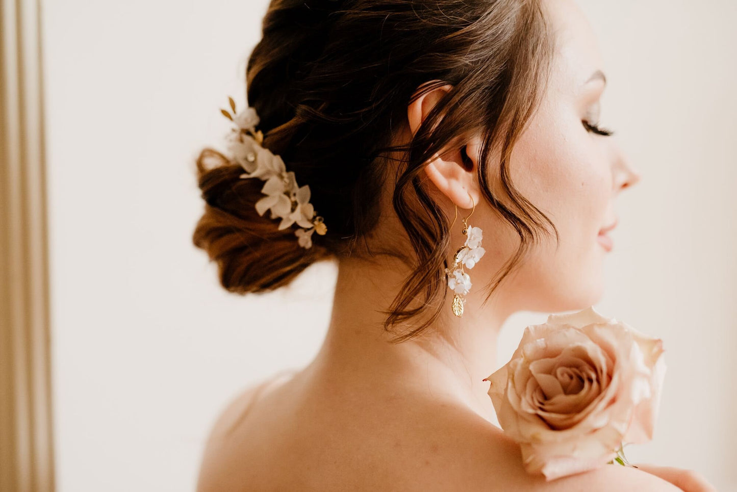 Sofia - Hochzeitshaarkamm mit Seidenblumen und Blättern