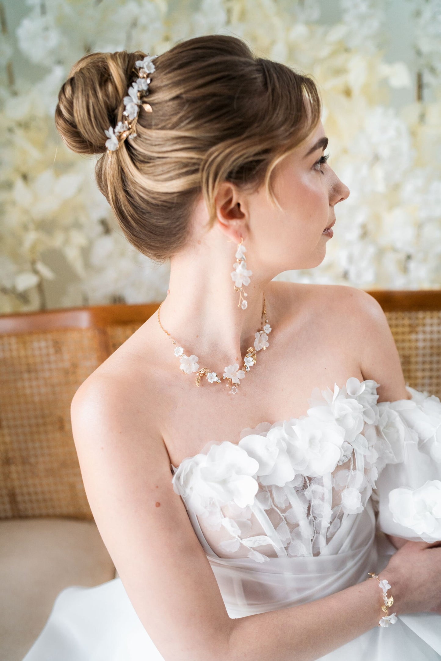 Adoria - Hochzeitshalsband aus Seidenblumen