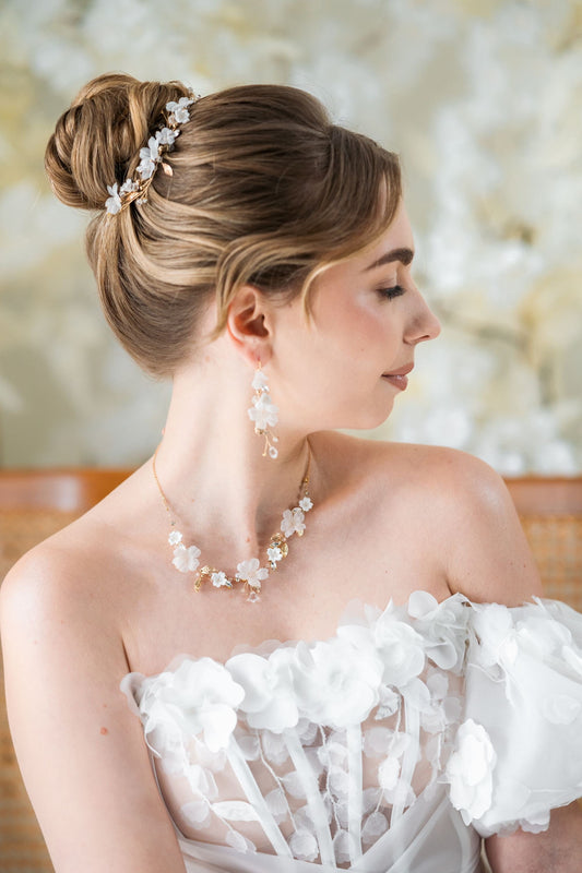 Adoria - Hochzeitshalsband aus Seidenblumen