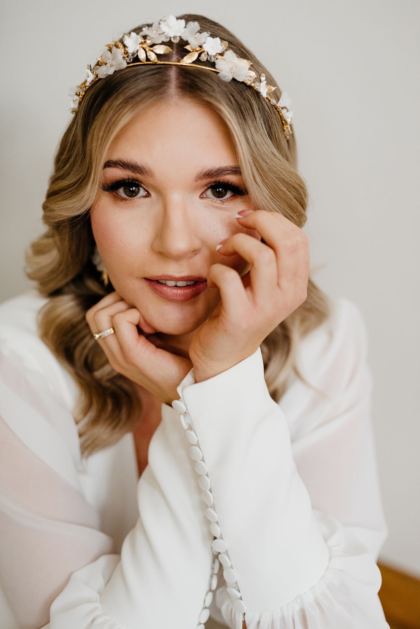 Ambria – Blumen-Hochzeitskrone voller Seidenblumen, Keramikblumen und Kristallen