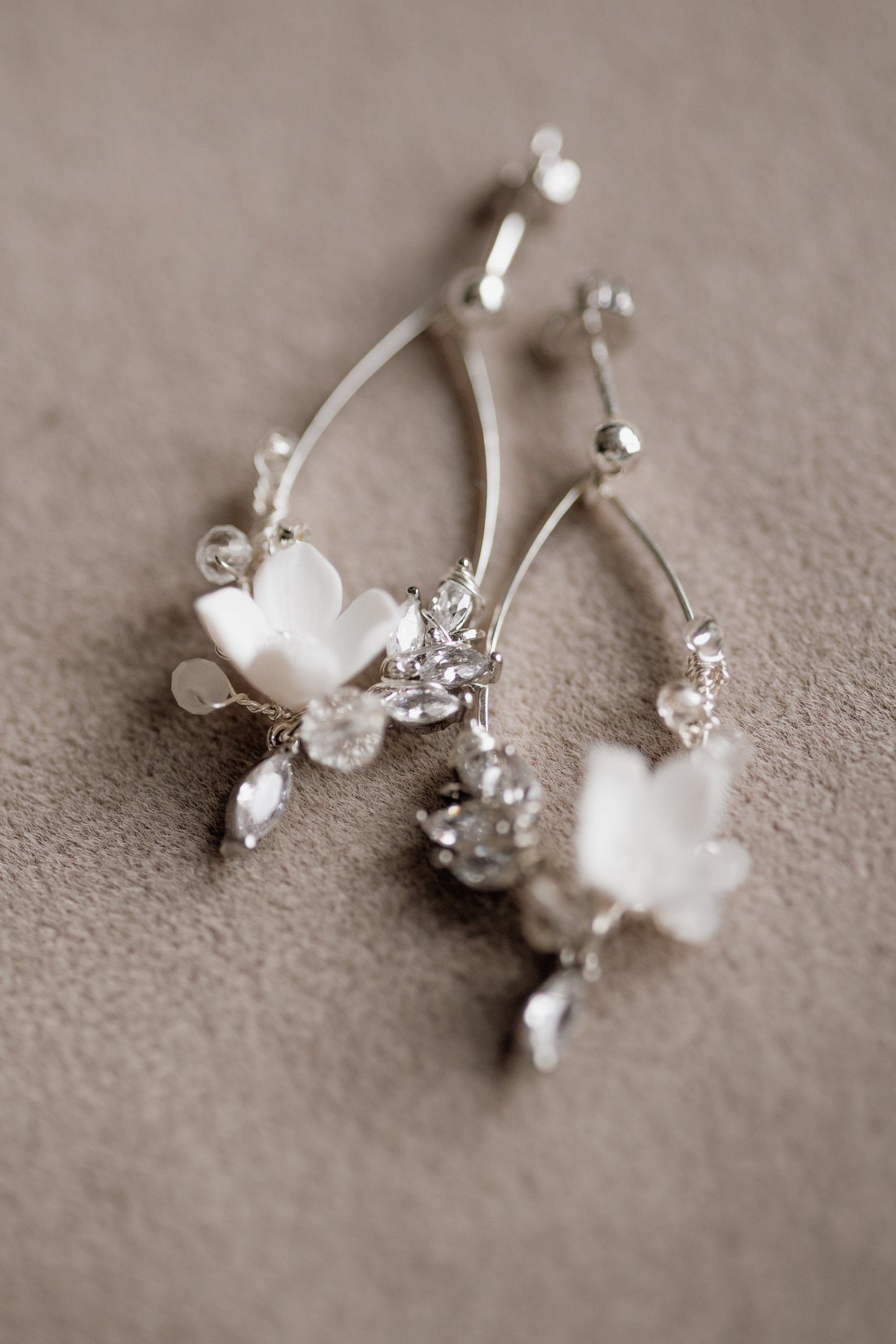 Azura - Kleine Hochzeitsohrringe mit Blumen &amp; Strasssteinen