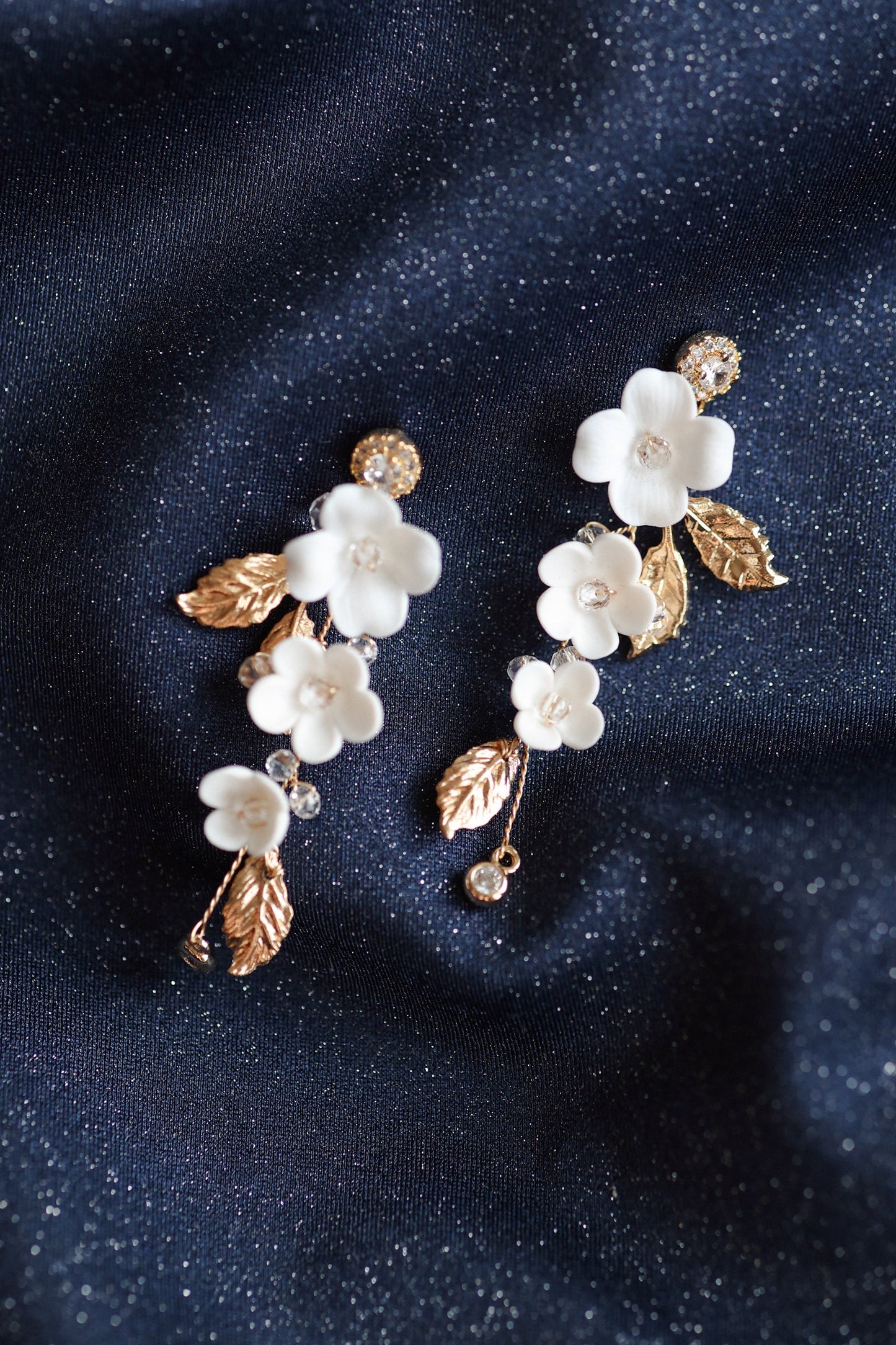 Madlen - Weiße Blumen Hochzeitsohrringe