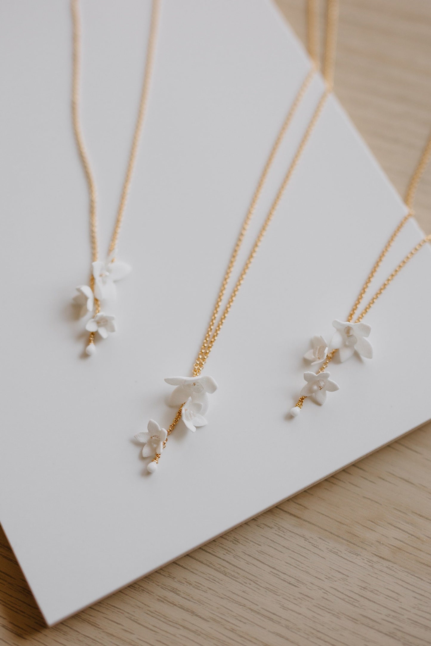 Helenka - Hochzeitskette mit weißen Blumen