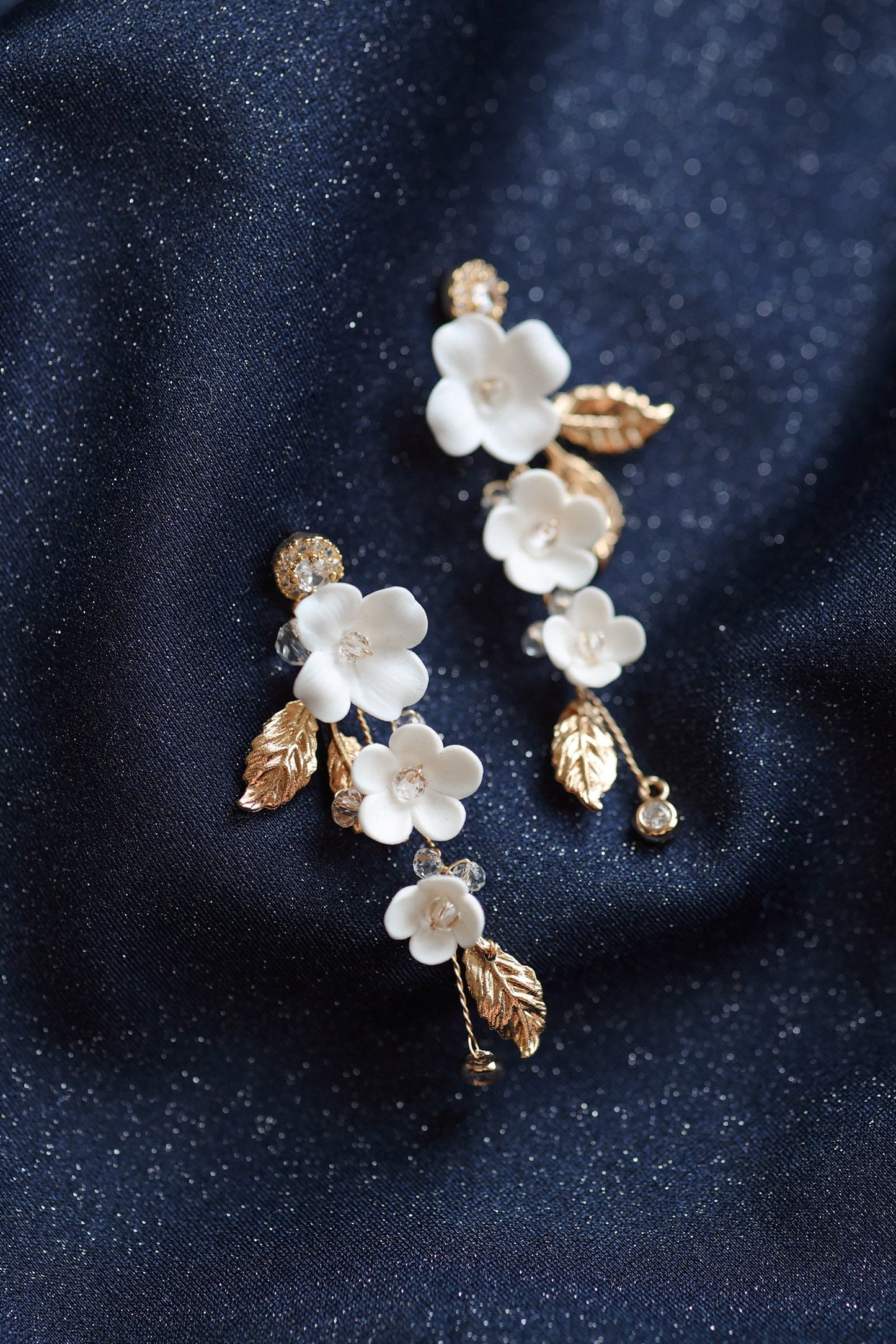 Madlen - Weiße Blumen Hochzeitsohrringe