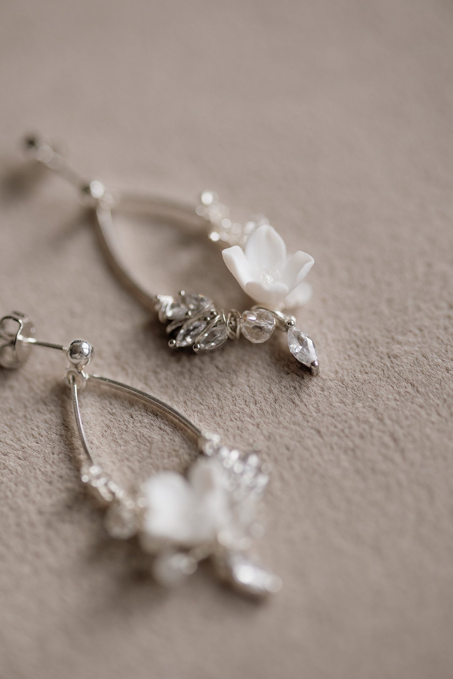 Azura - Kleine Hochzeitsohrringe mit Blumen &amp; Strasssteinen