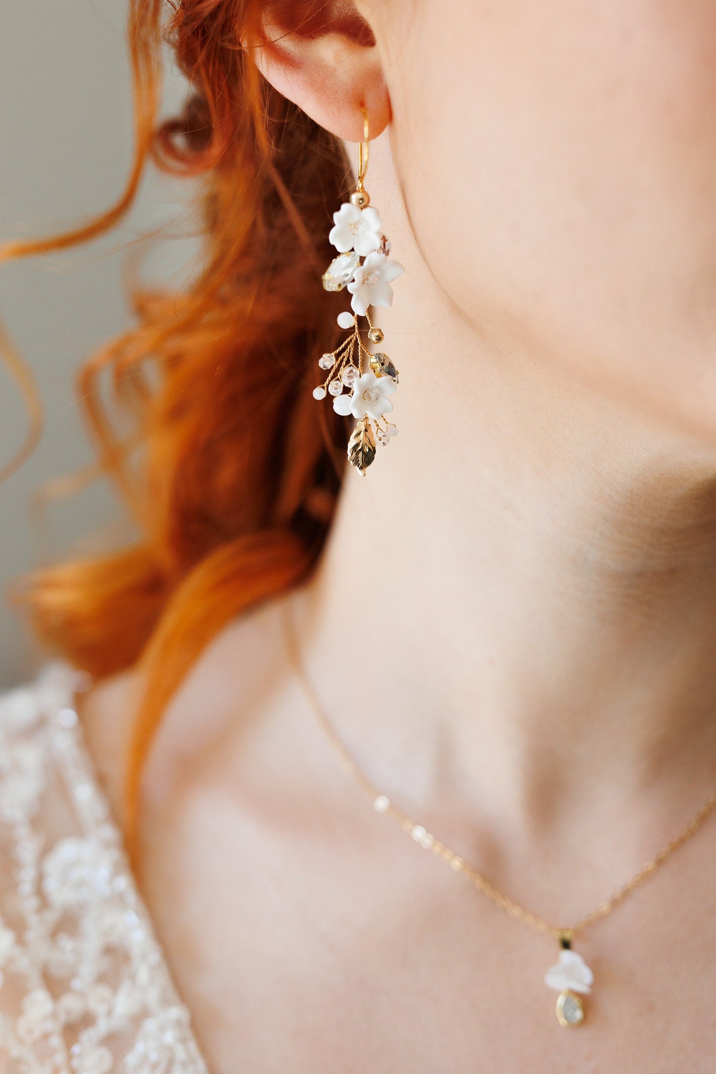 White Sofia - Brautohrringe mit weißen Blumen