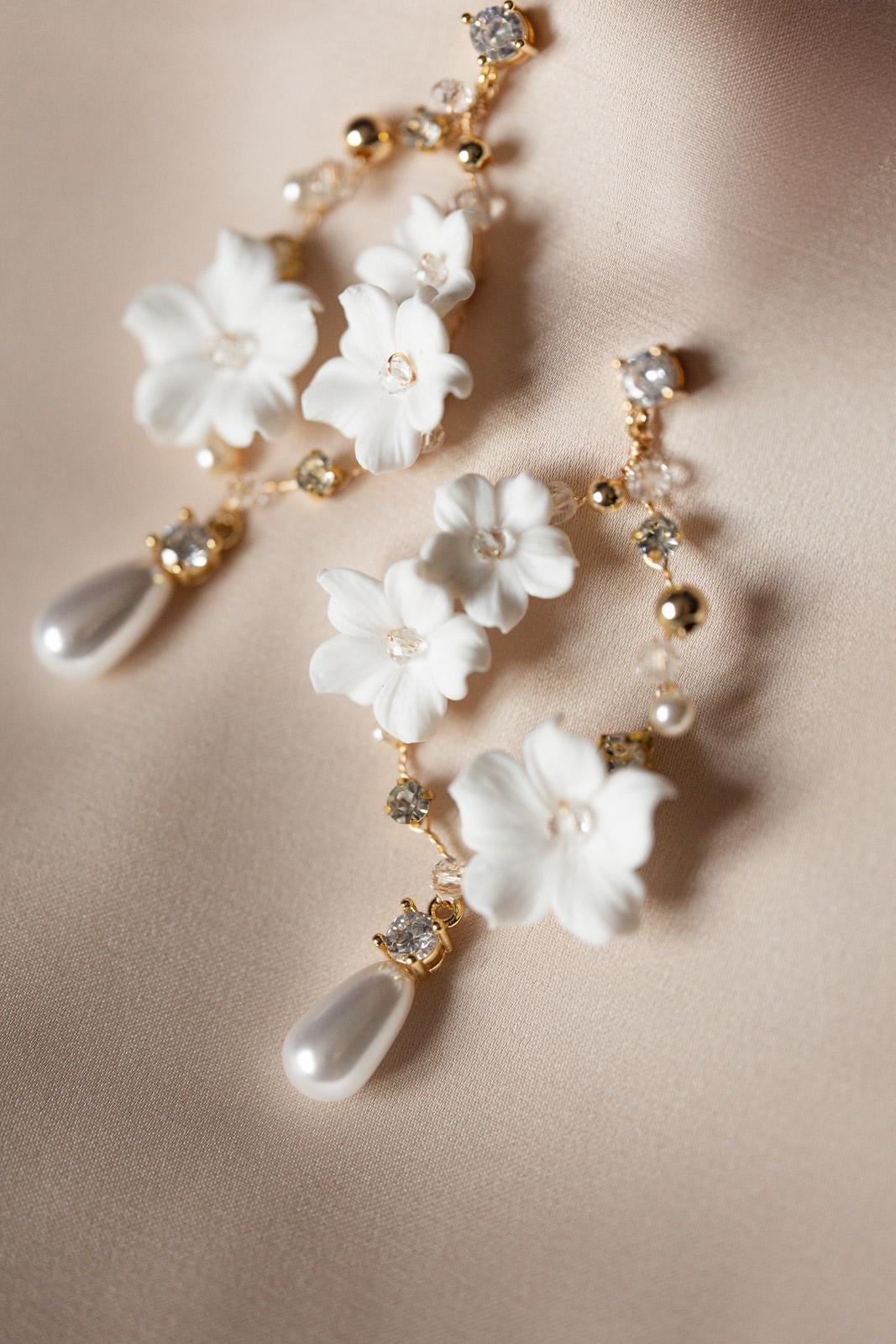 Lidia - Originelle Hochzeitsohrringe mit weißen Blumen