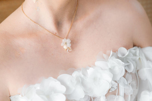 Adoria - Bezaubernde Hochzeitskette mit Seidenblumen, Brautkette, zierliche Hochzeitskette, Hochzeitsschmuck, Schmuck für Bräute