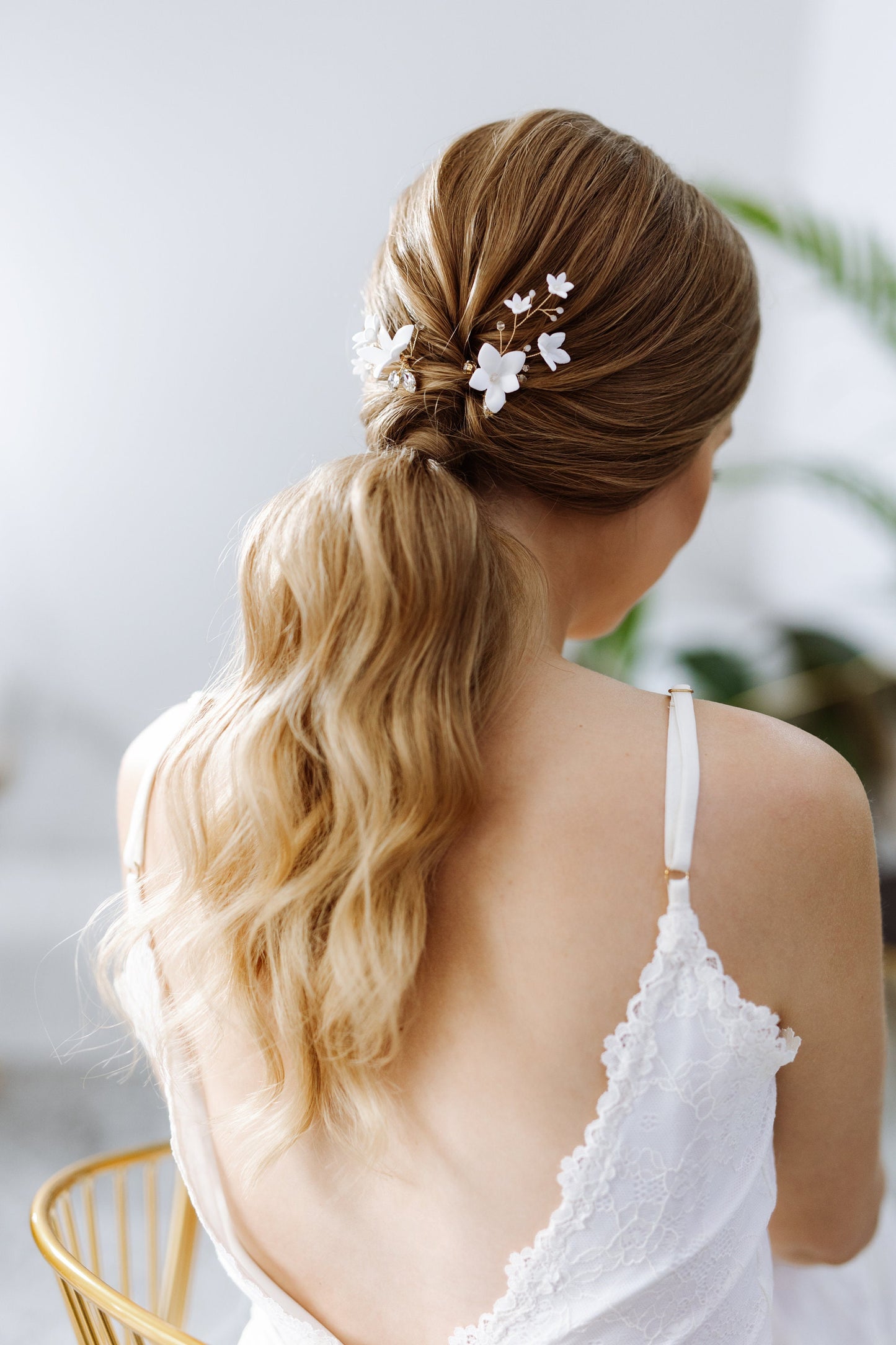 Holly - Hochzeitshaarnadeln mit weißen Blumen und Zirkonen