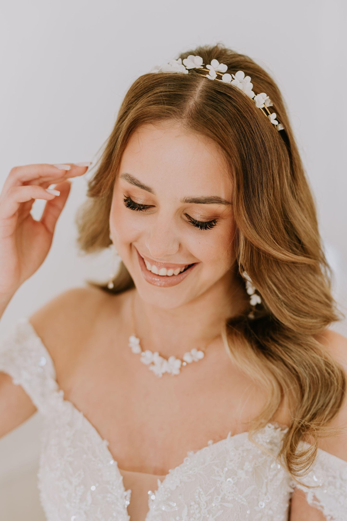Nicoletta – Romantische Hochzeitskette mit Blumen und Strasssteinen