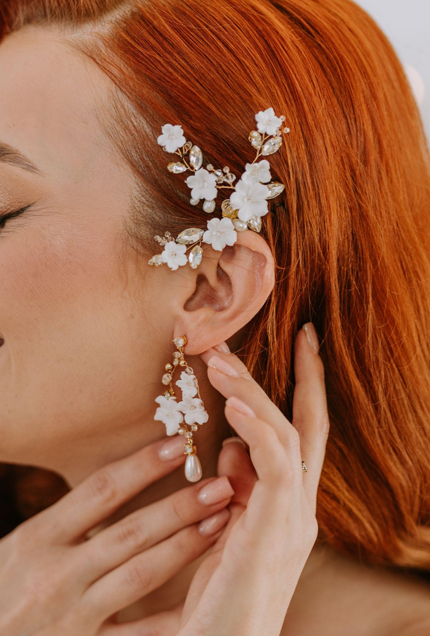 Lidia 0 Glamouröser Hochzeits-Haarkamm mit Blumen und Strasssteinen