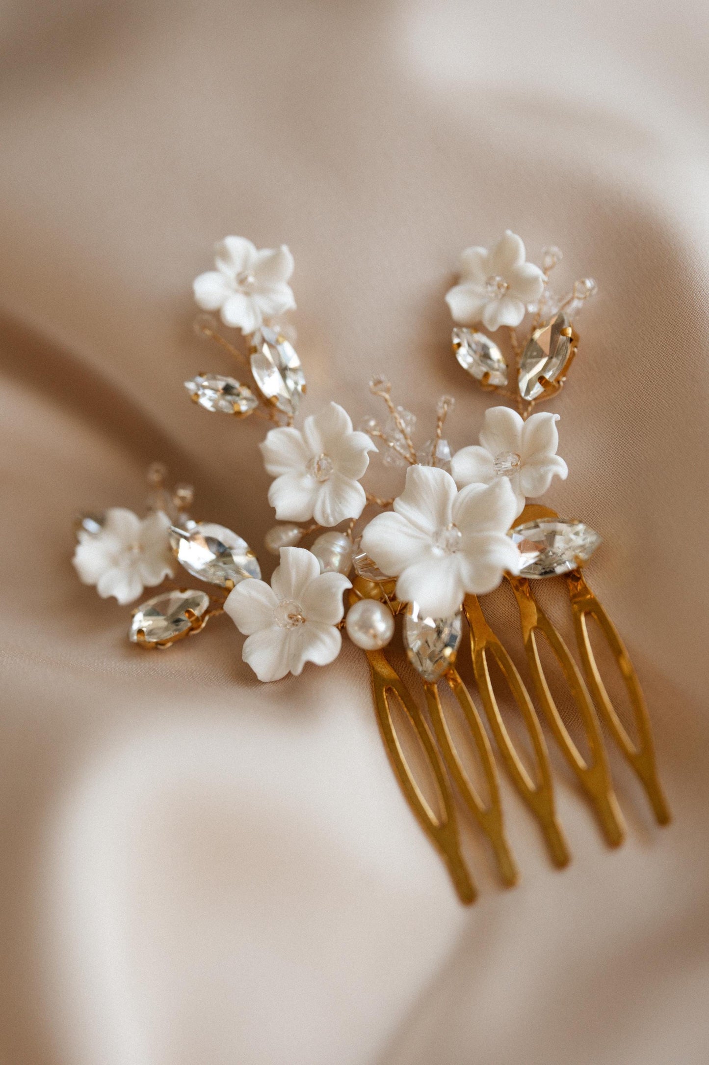 Lidia 0 Glamouröser Hochzeits-Haarkamm mit Blumen und Strasssteinen