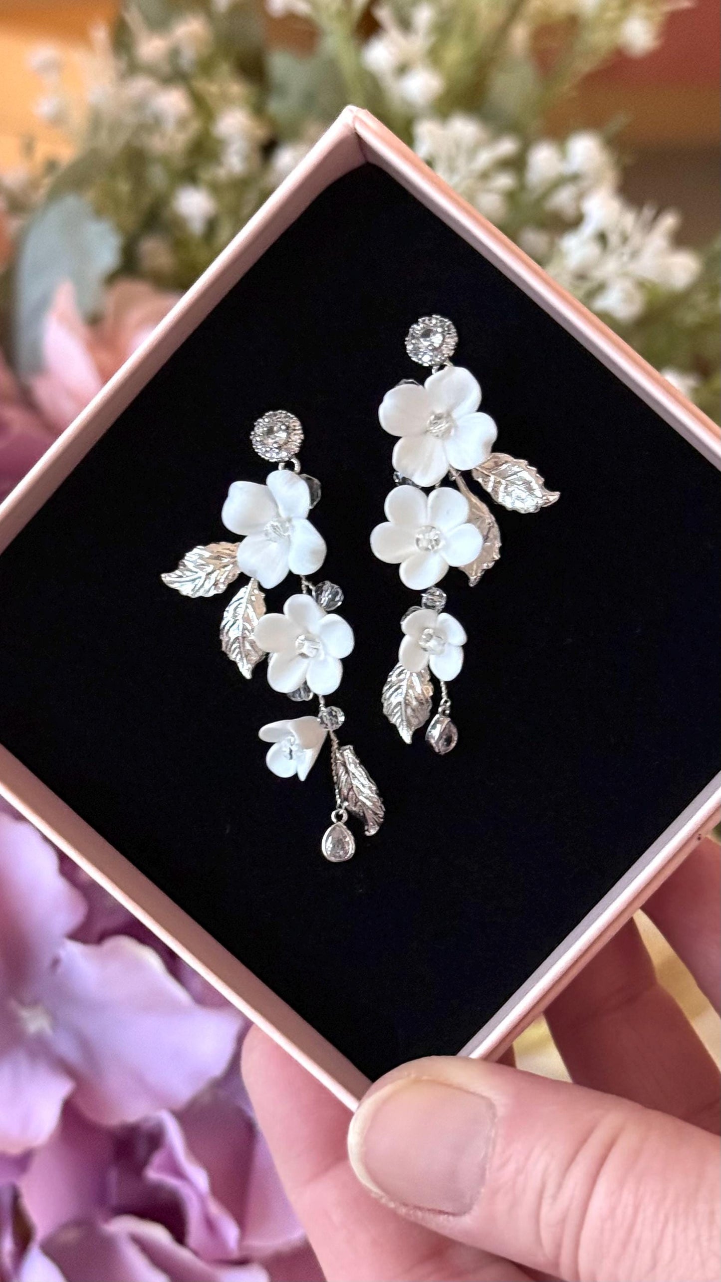 Madlen - Weiße Blumen Hochzeitsohrringe