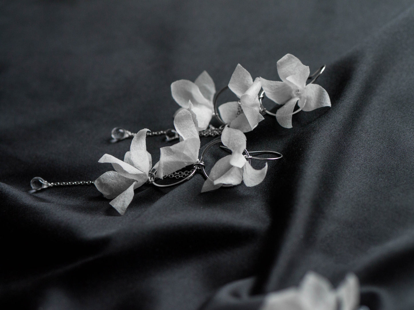 Helen Mist – Hochzeitsohrringe mit Seidenblumen