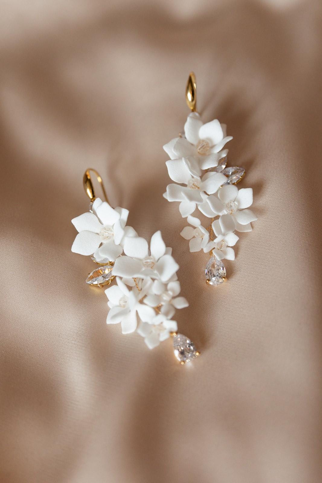 Agnes - Leichte Hochzeitsohrringe mit weißen Blumen und Zirkonen