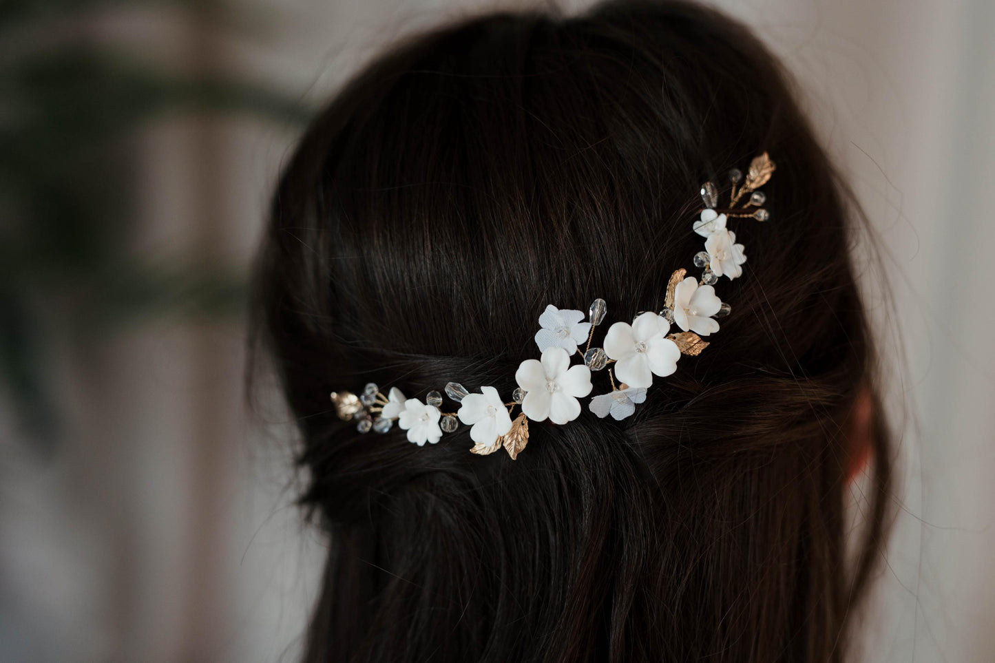 Madlen - Hochzeitshaarteil mit weißen Blumen