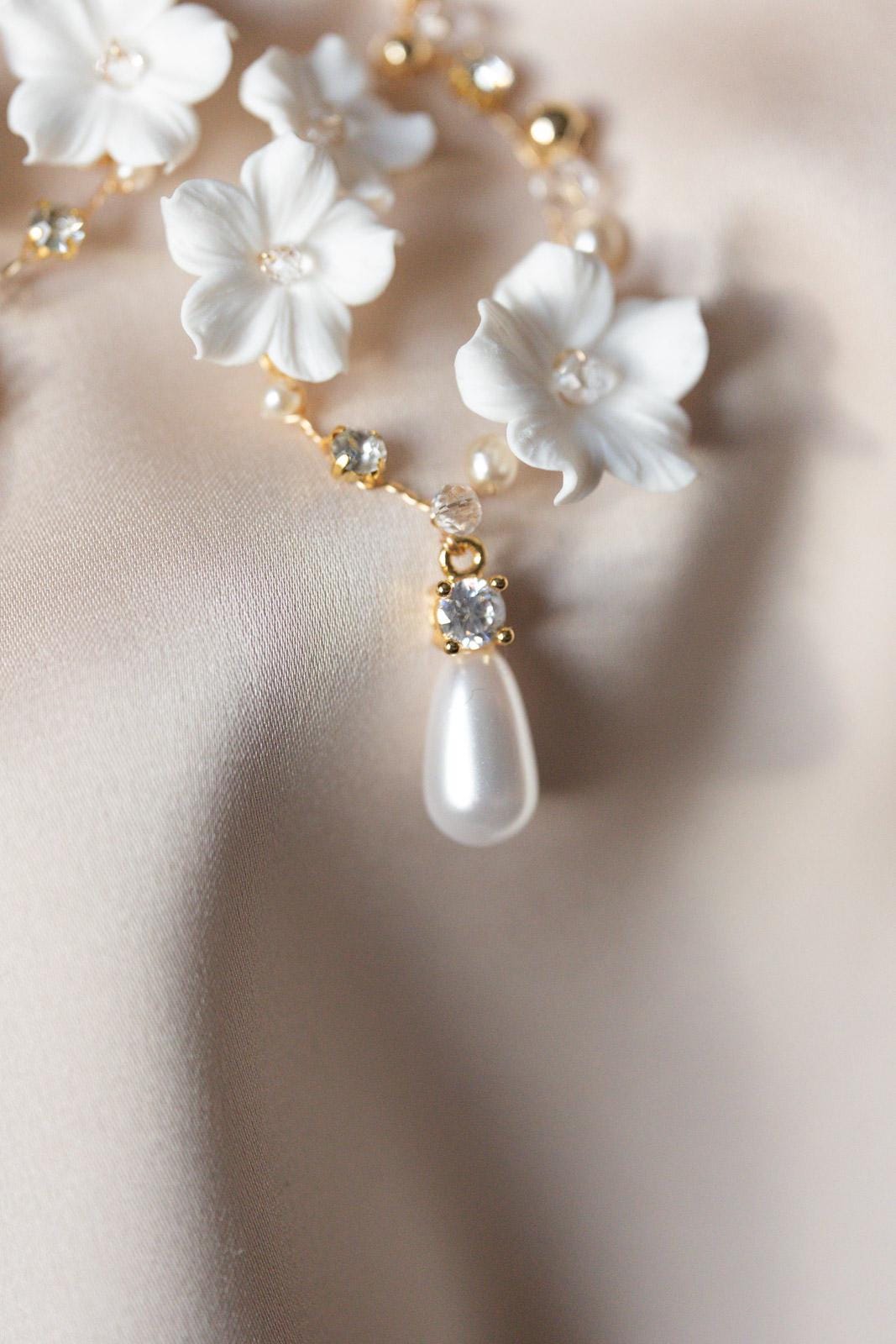 Lidia - Originelle Hochzeitsohrringe mit weißen Blumen