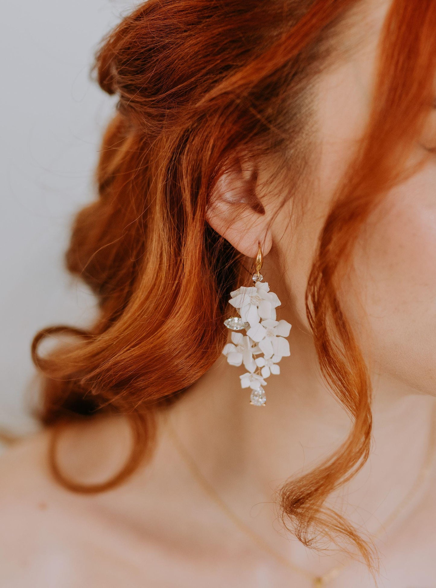 Agnes - Leichte Hochzeitsohrringe mit weißen Blumen und Zirkonen