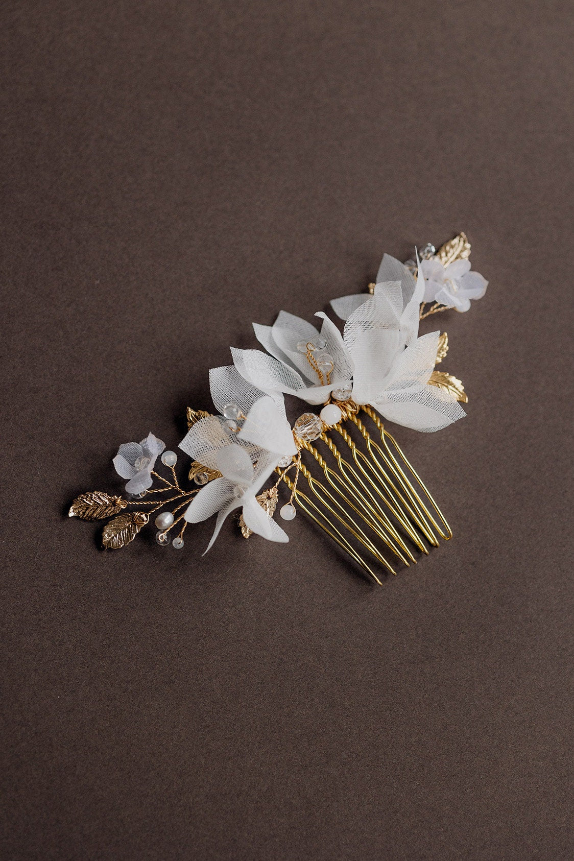 Sofia - Hochzeitshaarkamm mit Seidenblumen und Blättern