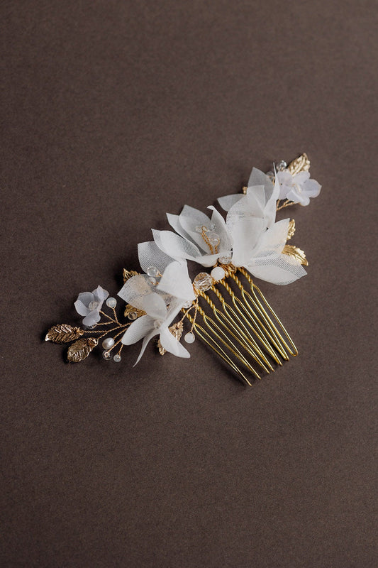 Sofia - Hochzeitshaarkamm mit Seidenblumen und Blättern