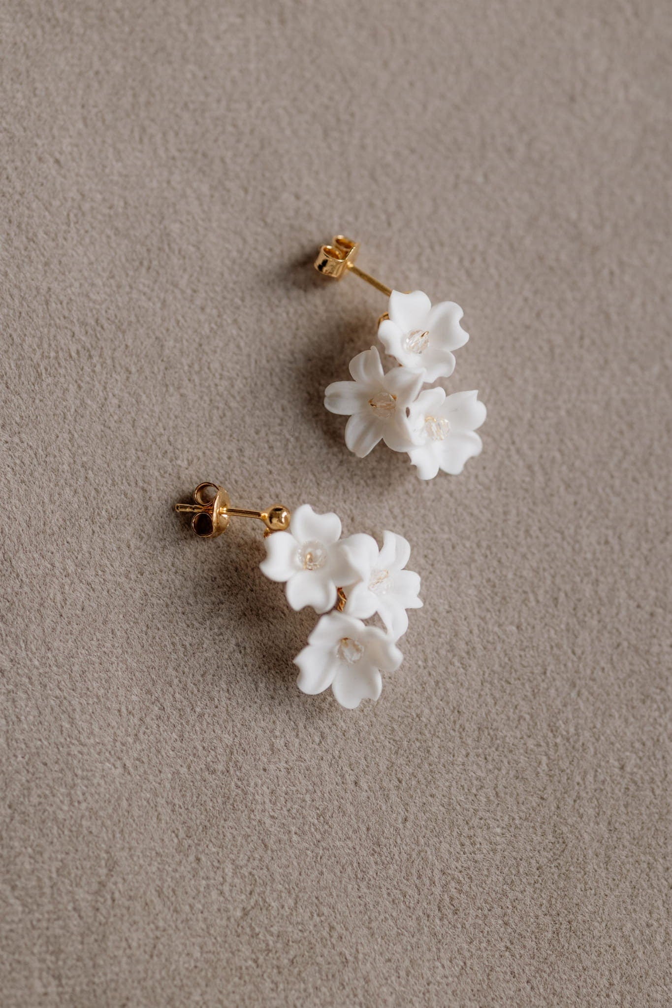 Mini Florentyna - Mini-Hochzeitsohrringe mit weißen Blumen