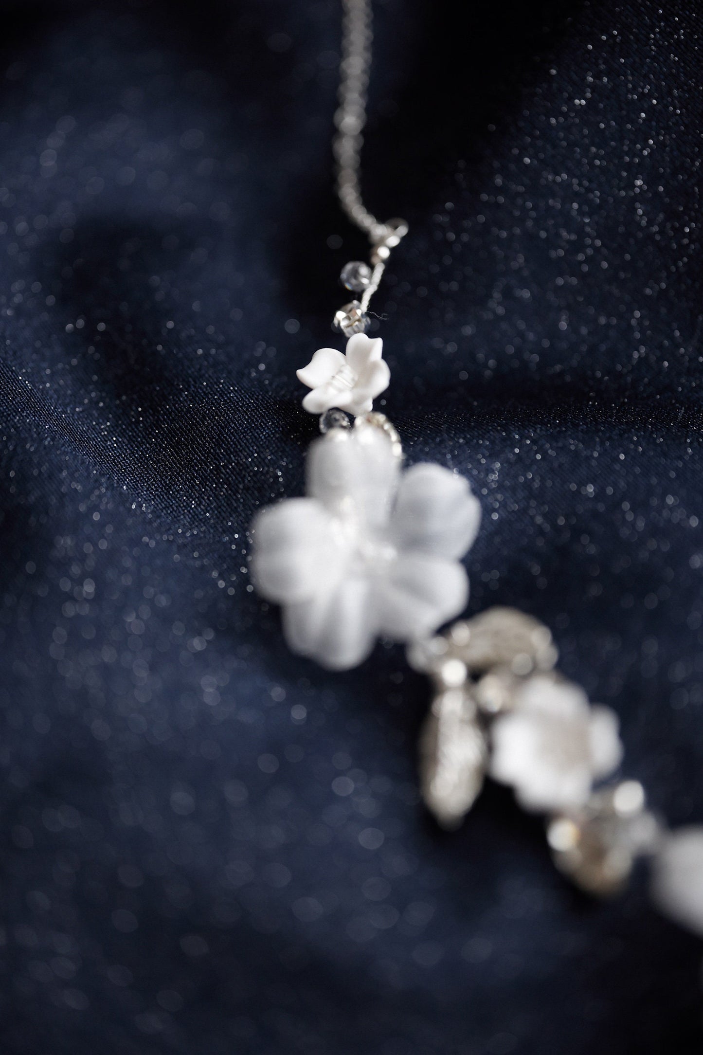Adoria - Hochzeitshalsband aus Seidenblumen