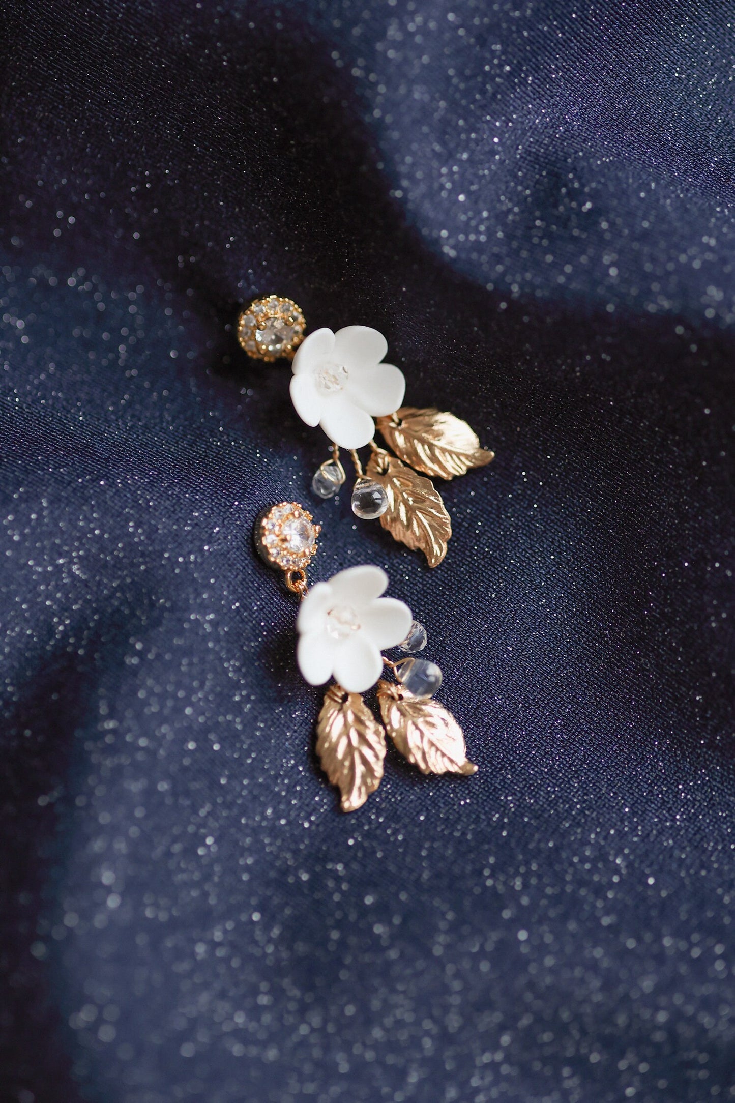 Adeline - kleiner Hochzeitsohrring mit Blättern und Blumen