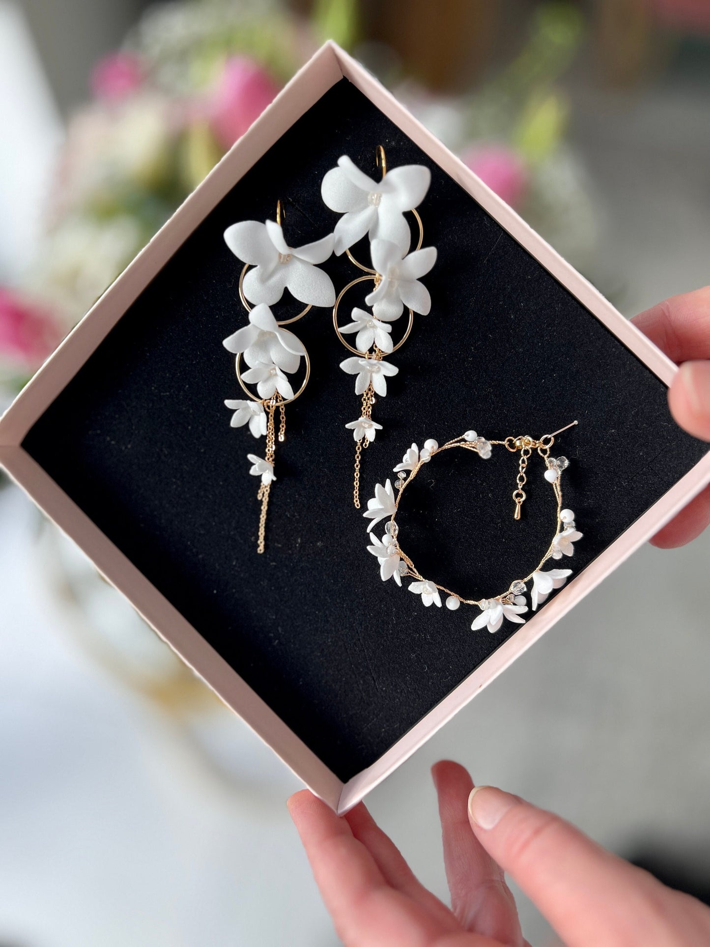 Hochzeitsschmuckset mit Blumenohrringen und Armband