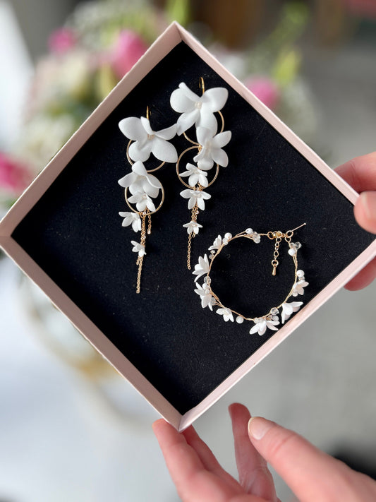 Hochzeitsschmuckset mit Blumenohrringen und Armband