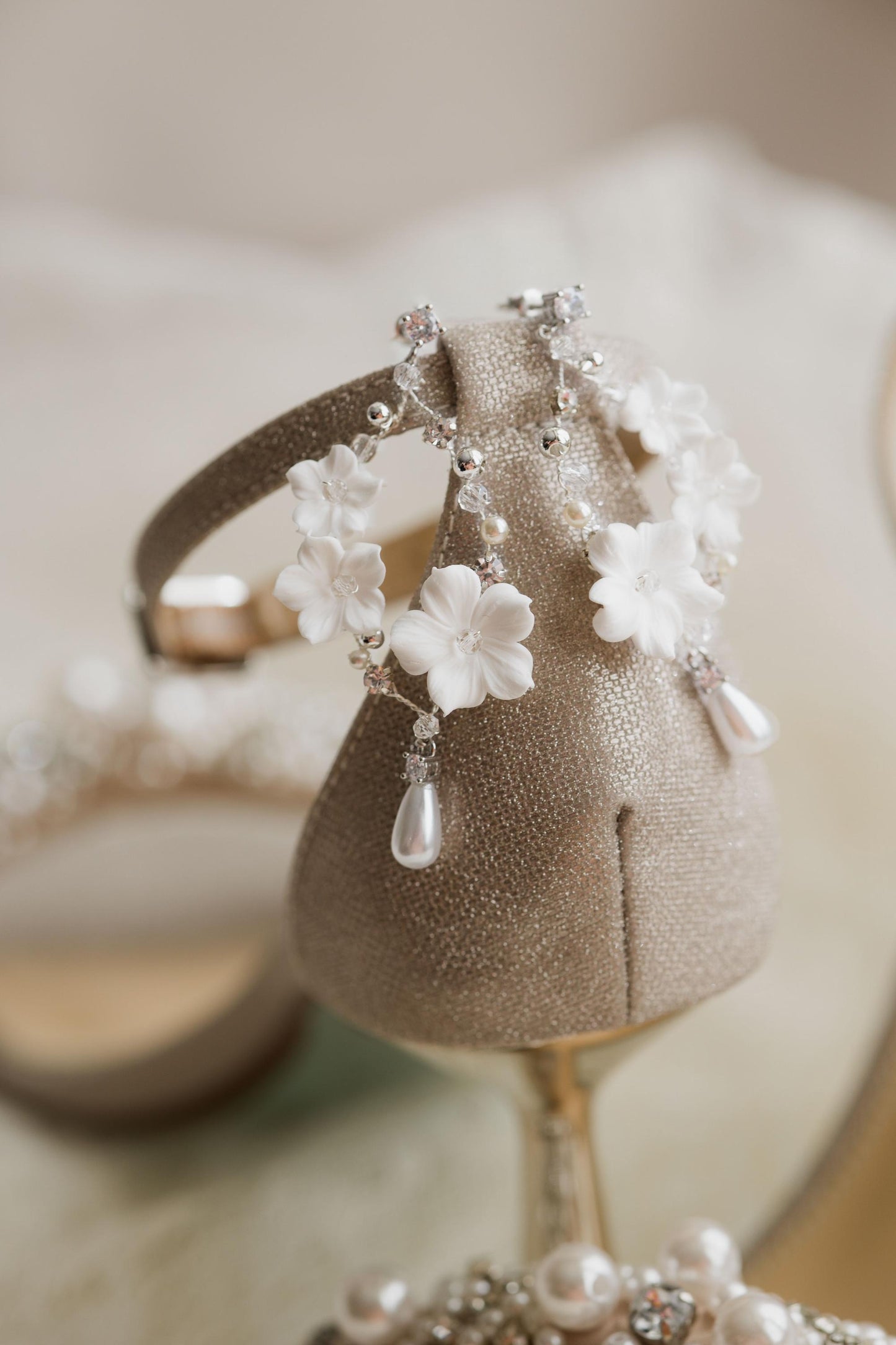 Lidia - Originelle Hochzeitsohrringe mit weißen Blumen