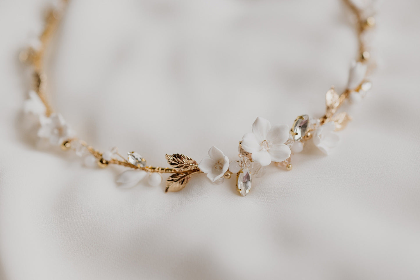 Clodin – Braut-Stirnband mit weißen Blumen und Blättern