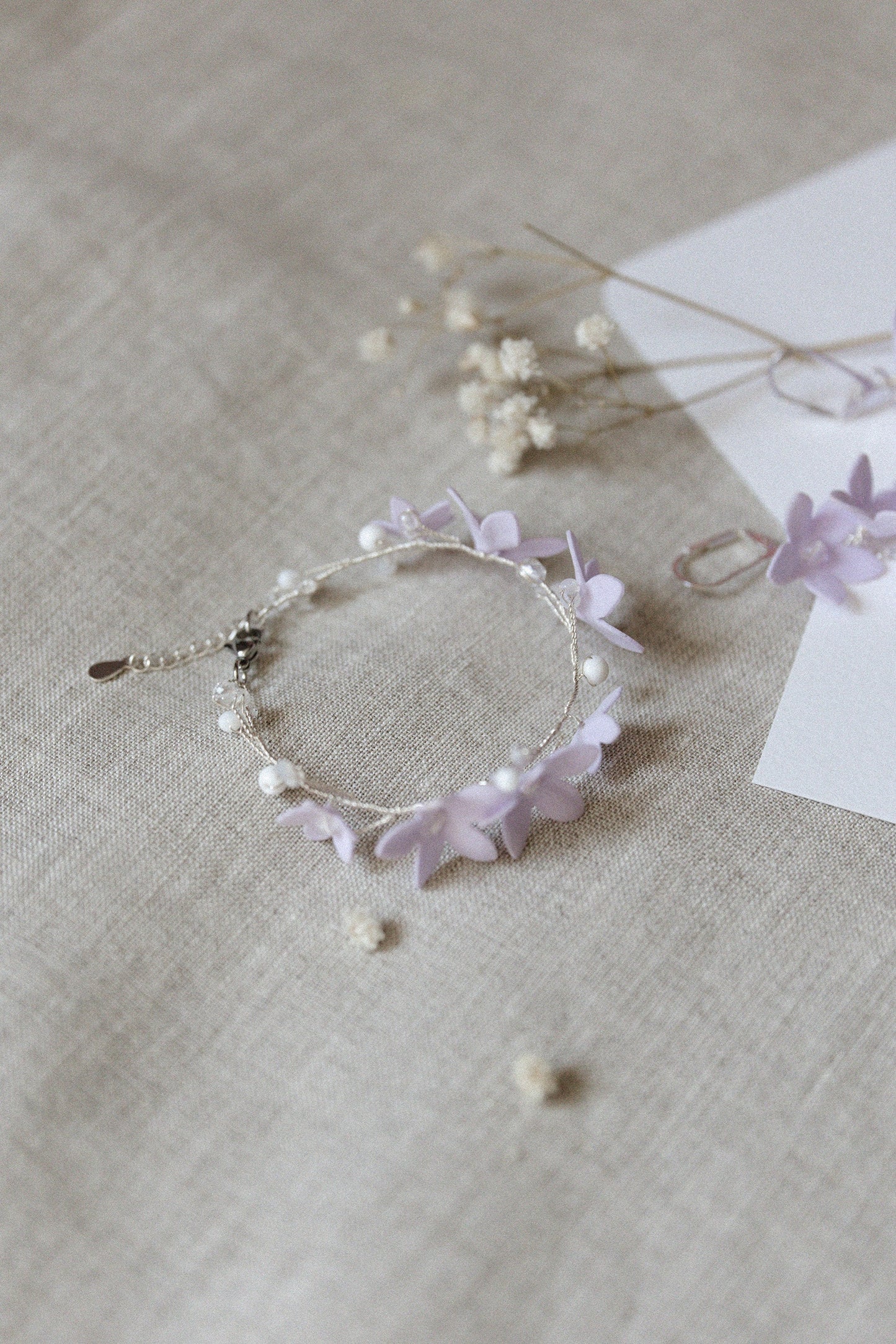 Helenka - Brautarmband mit lila Blumen