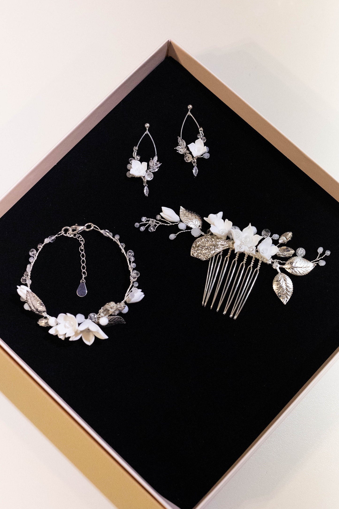 Azura - Kleine Hochzeitsohrringe mit Blumen &amp; Strasssteinen
