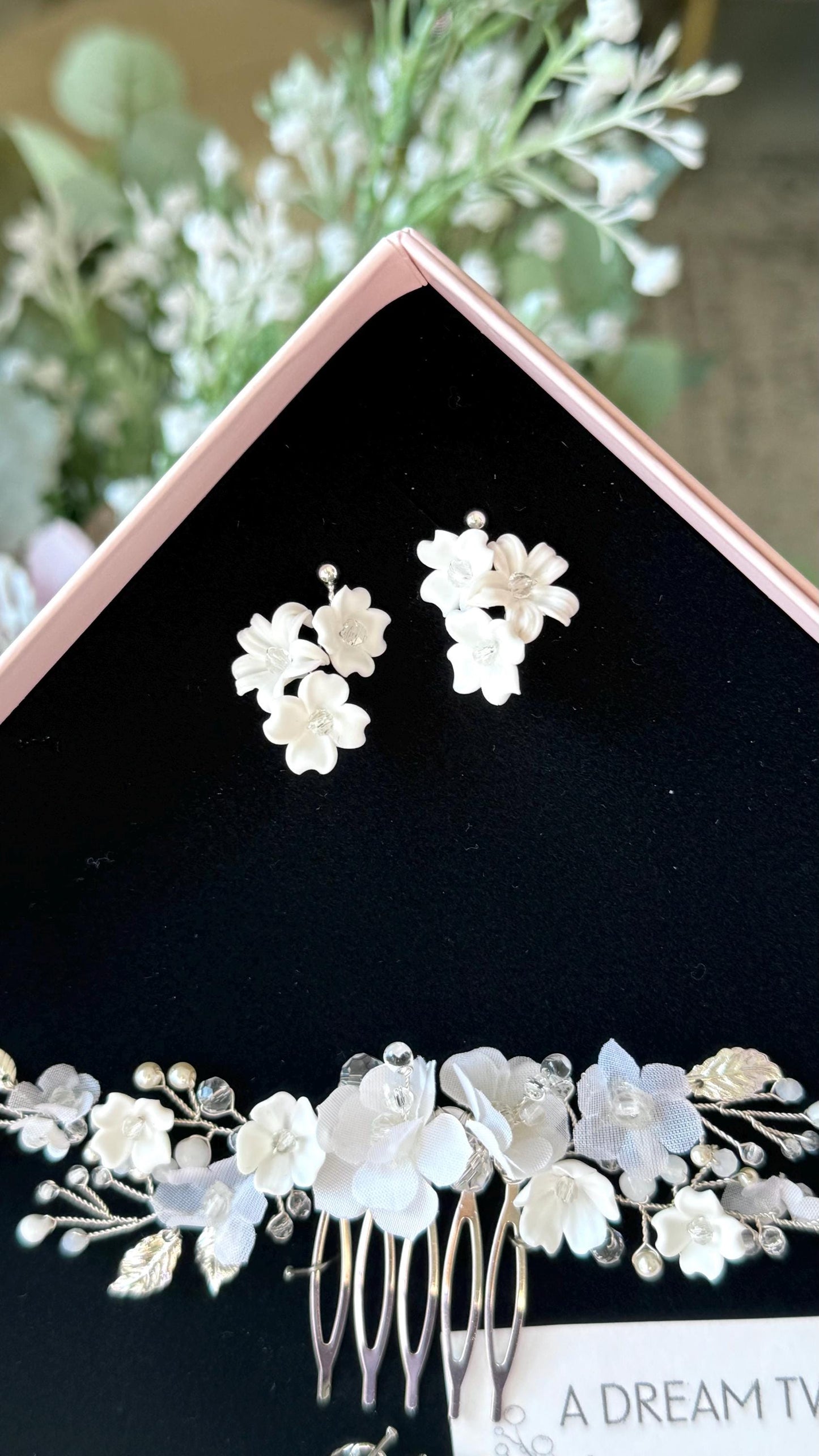 Mini Florentyna - Mini-Hochzeitsohrringe mit weißen Blumen