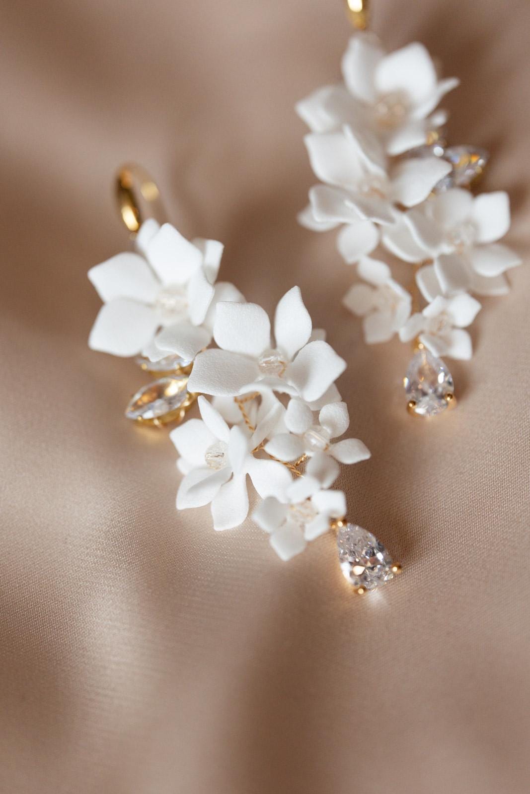 Agnes - Leichte Hochzeitsohrringe mit weißen Blumen und Zirkonen