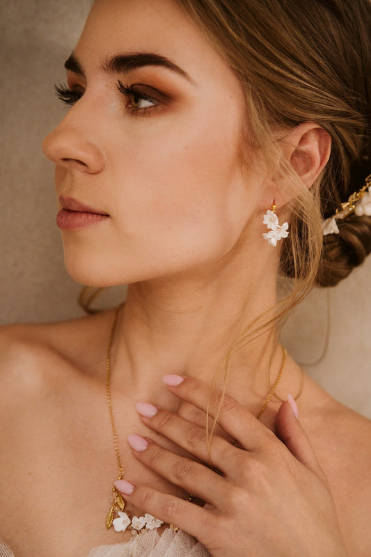 Mini Florentyna - Mini-Hochzeitsohrringe mit weißen Blumen