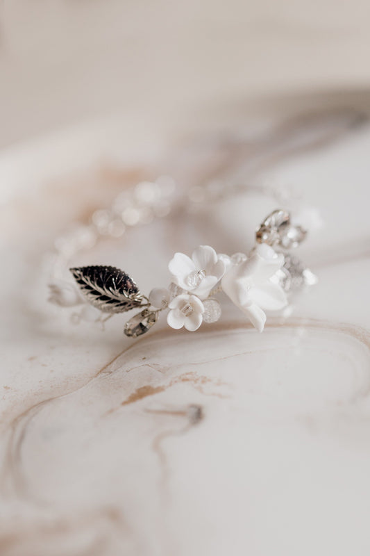 Flora – Zartes Hochzeitsarmband mit Blumen &amp; Blättern