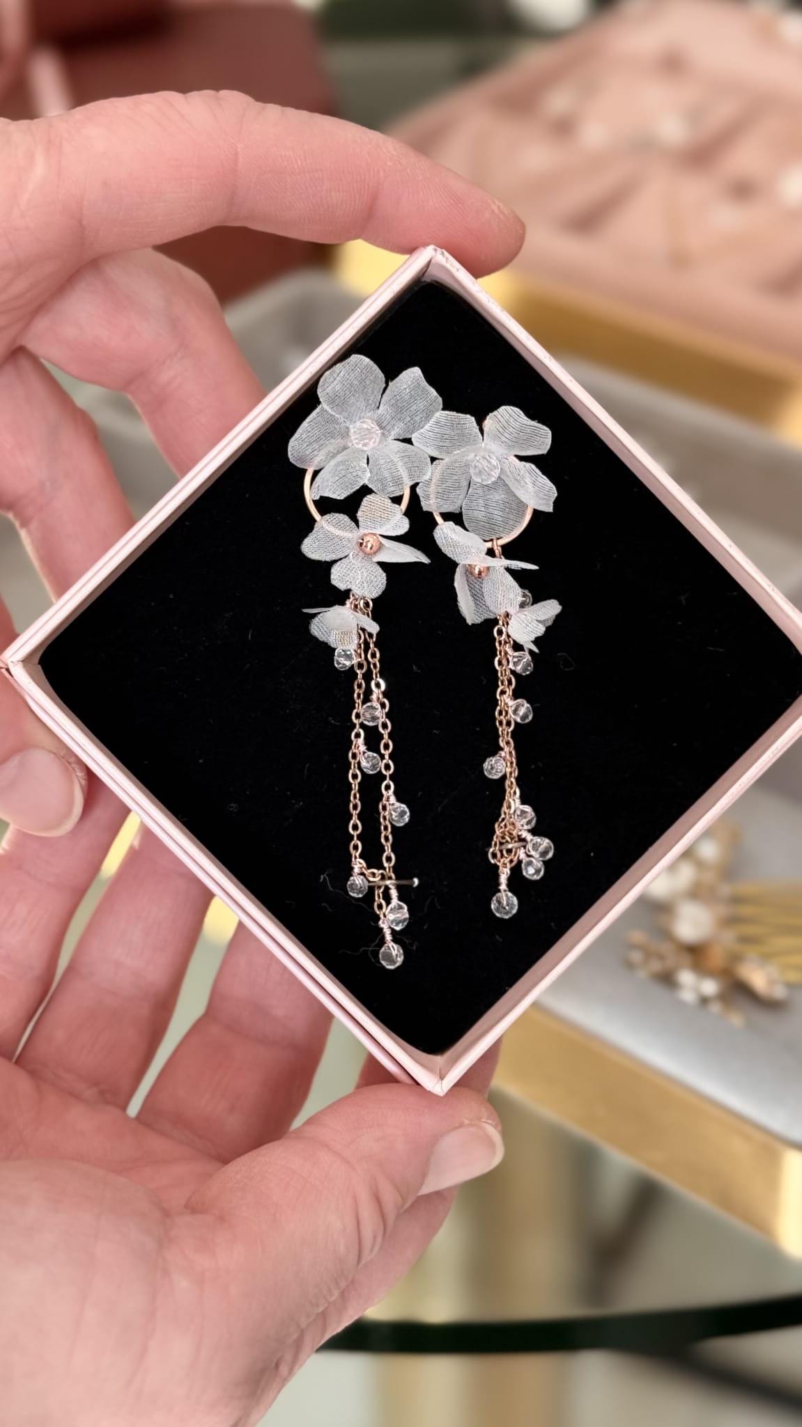 Cindy - Zarte Hochzeitsohrringe mit Seidenblumen